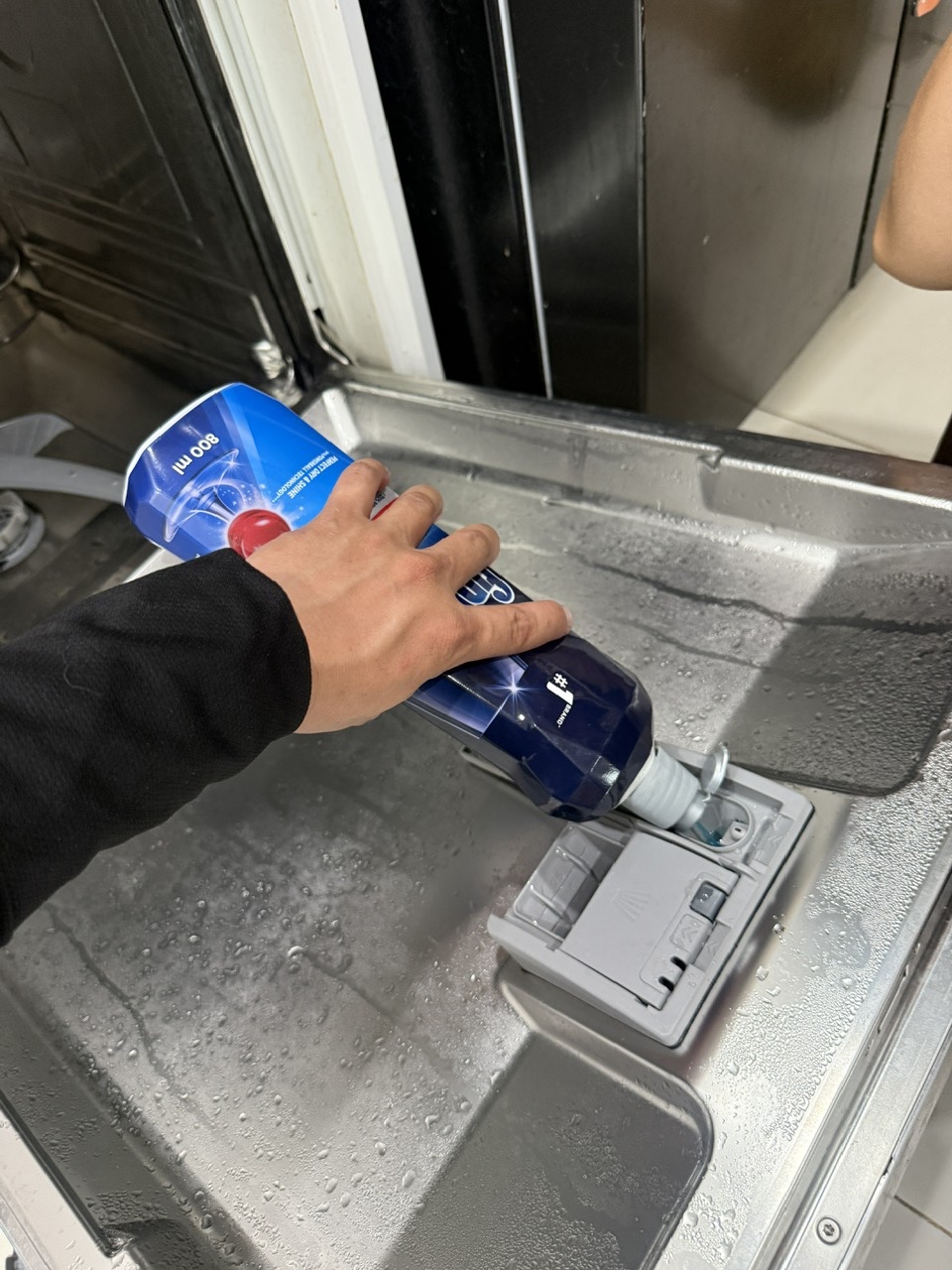 Cho nước bóng và muối đầy đủ giúp máy rửa bát bosch hoạt động bền bỉ
