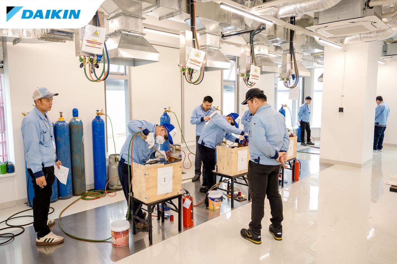 Kỹ thuật Daikin liên tục được training các khóa đào tạo