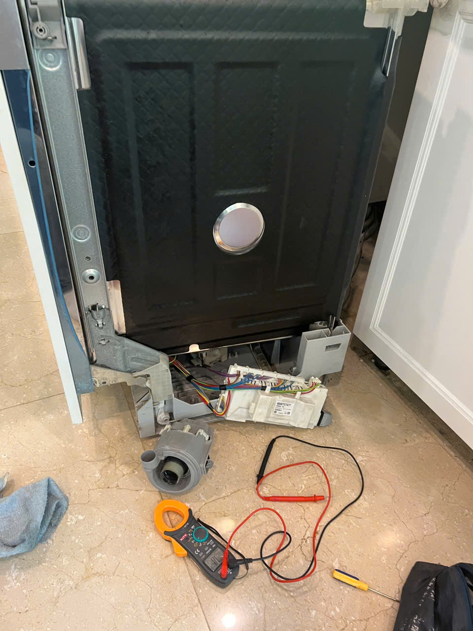 Kỹ thuật thay thế bơm nhiệt máy rửa bát bosch tại nhà khách hàng