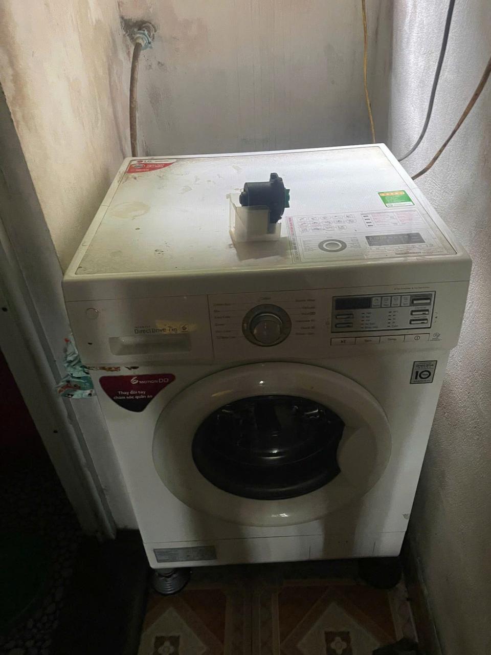 Kỹ thuật thay thế bơm xả máy giặt LG tại nhà khách hàng