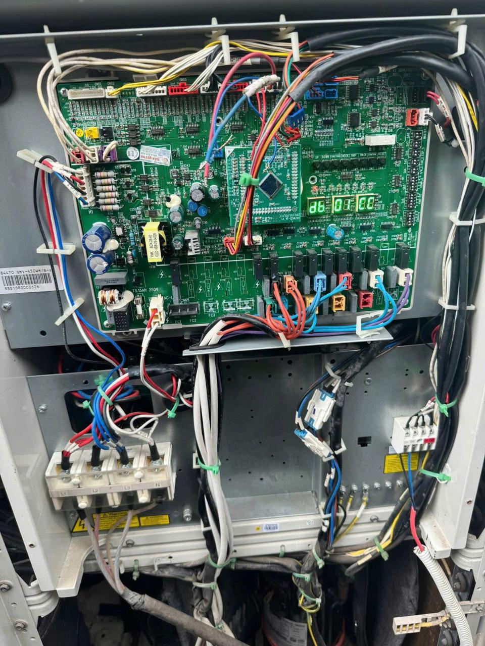 Kỹ thuật viên cài đặt hệ thống điều hòa trung tâm VRF