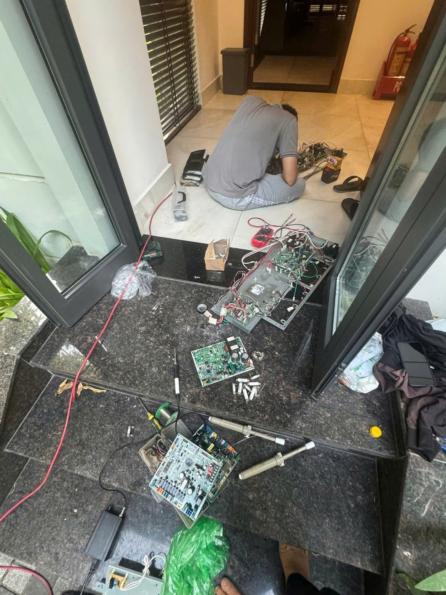 Kỹ thuật viên sửa chữa boar mạch hư hỏng hệ thống điều hòa Toshiba tại chỗ