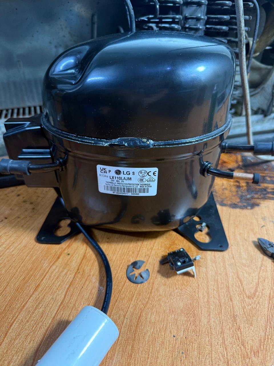Kỹ thuật viên thay thế lốc máy nén tủ lạnh LG chính hãng tại nhà khách hàng