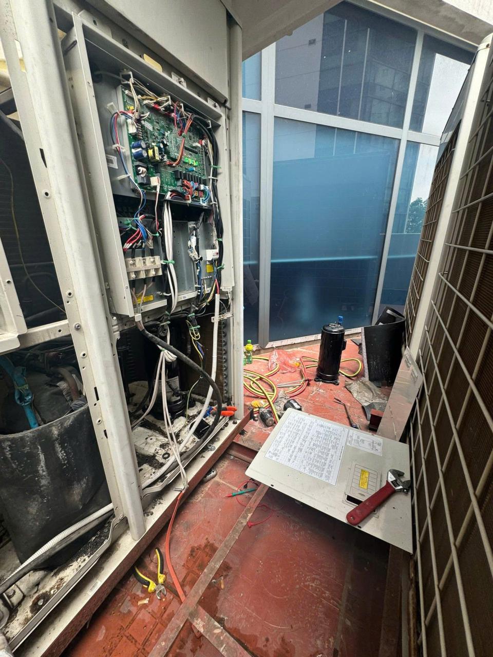 Kỹ thuật viên thay thế lốc máy nén và setup lại chương trình để hệ thống điều hòa VRF hoạt động
