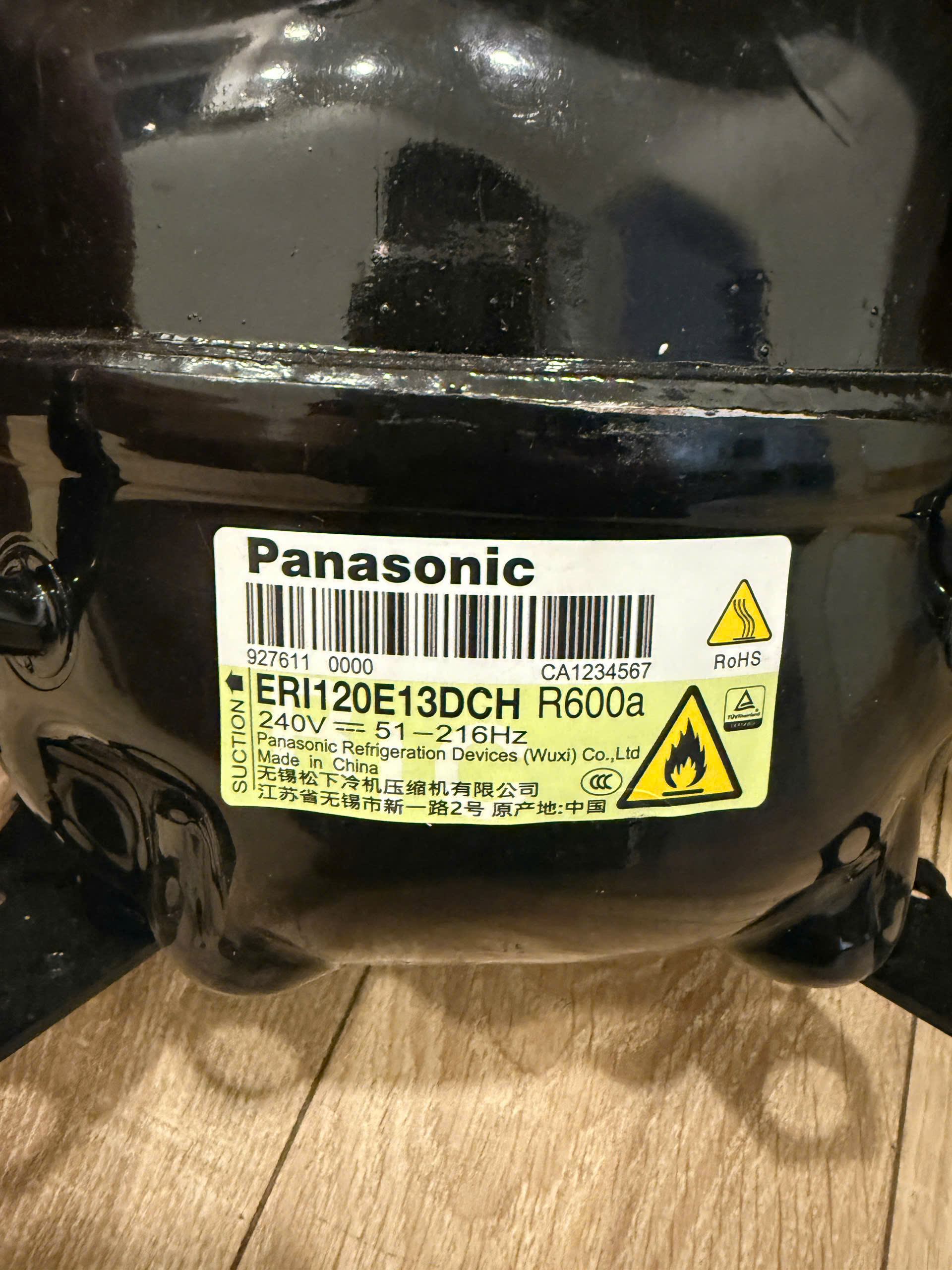 Lốc máy nén Panasonic chính hãng được kỹ thuật viên thay thế tại nhà khách hàng theo quy trình chuẩn 5S