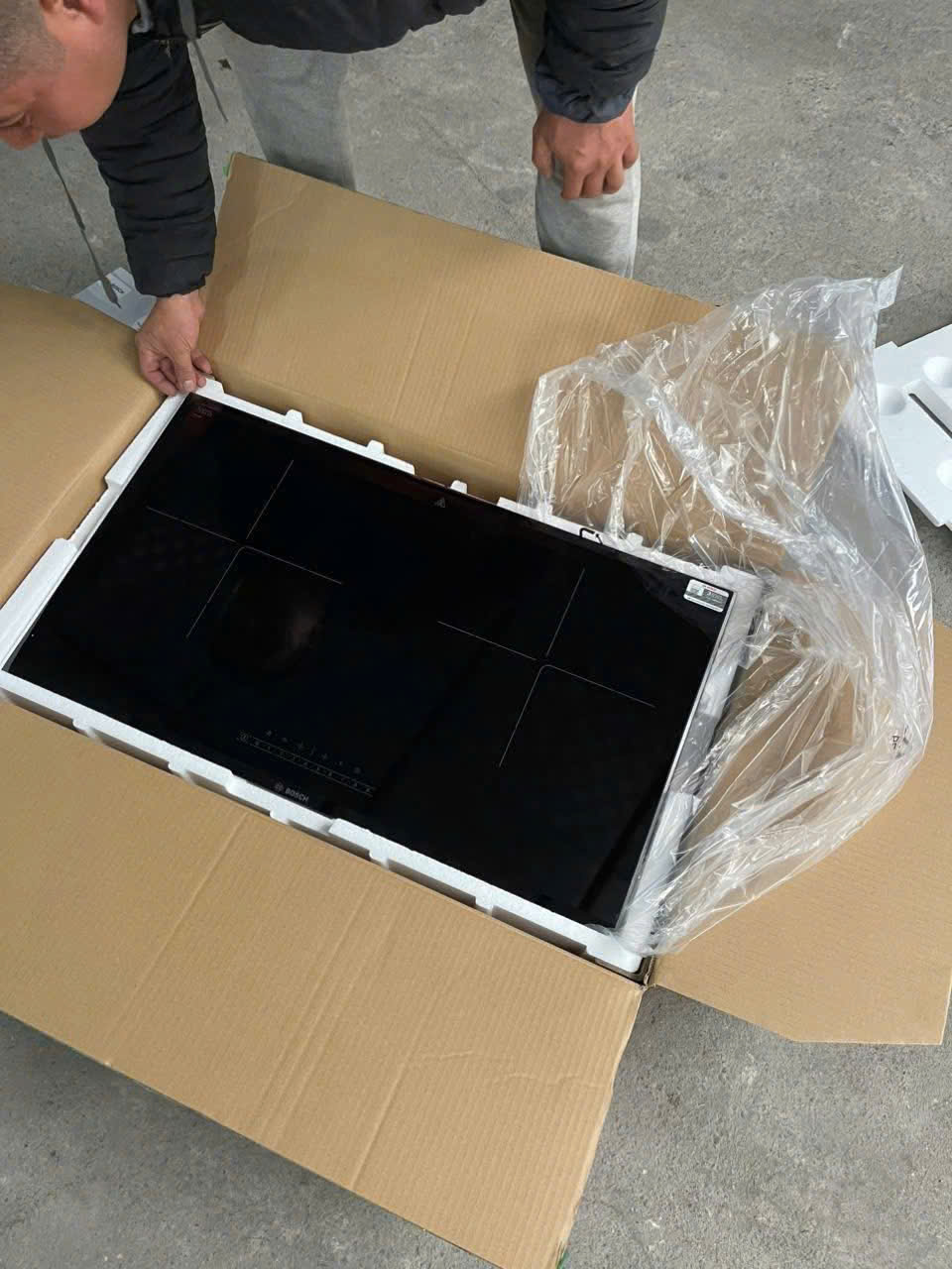 Mặt kính bếp từ Bosch chính hãng được kỹ thuật viên thay thế tại nhà khách hàng