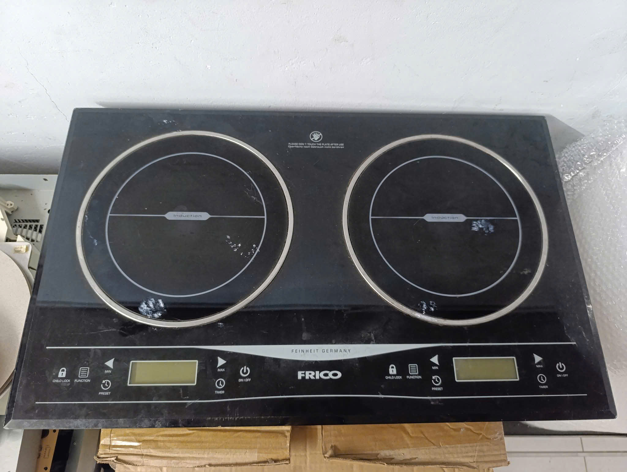 Mặt kính bếp từ Frico bị nứt dọc khiến nước rớt xuống boar mạch công suất phía dưới gây tình trạng mất nguồn