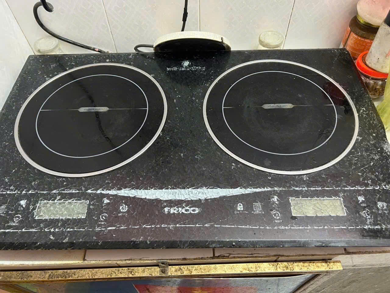 Mặt kính bếp từ Frico bị nứt vỡ vụn gây nguy hiểm cho người dùng