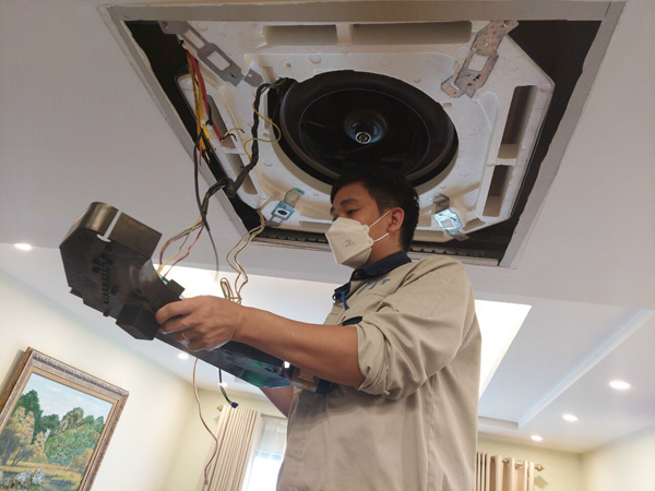 Vệ sinh bảo dưỡng hệ thống daikin âm trần ống gió