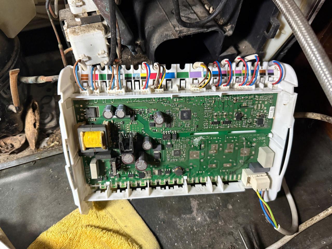 Với các linh kiện nhập khẩu thiết kế phức tạp tủ bảo quản rượu Miele chắc chắn cần đội ngũ kỹ thuật viên tay nghề cao xử lý
