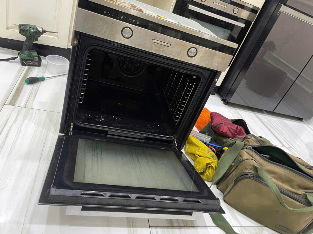 Kỹ thuật viên xử lý lò nướng kitchmate không nóng nhanh chóng tại nhà khách hàng