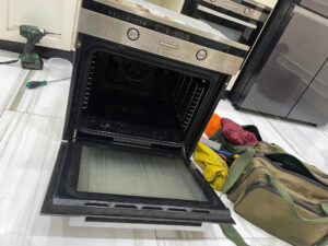 Kỹ thuật viên xử lý lò nướng kitchmate không nóng nhanh chóng tại nhà khách hàng
