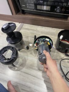 Kỹ thuật viên xử lý máy pha cafe Siemens mất nguồn điện tại nhà khách hàng
