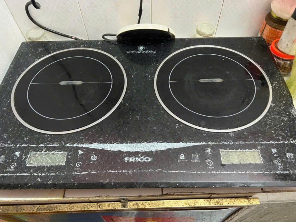 Mặt kính bếp từ Frico bị nứt vỡ vụn gây nguy hiểm cho người dùng