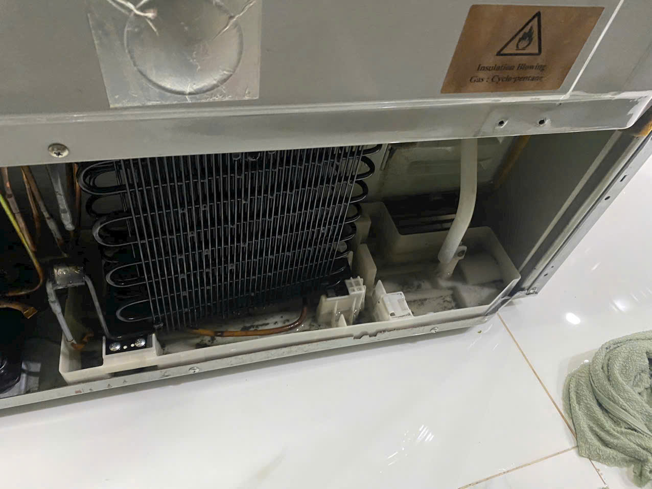 thường xuyên vệ sinh khu vực dàn nóng giúp khu vực lốc máy được giải nhiệt tốt hơn